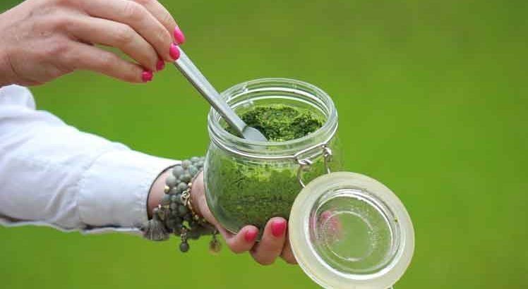 Pasta met groene pesto van spinazie en peterselie