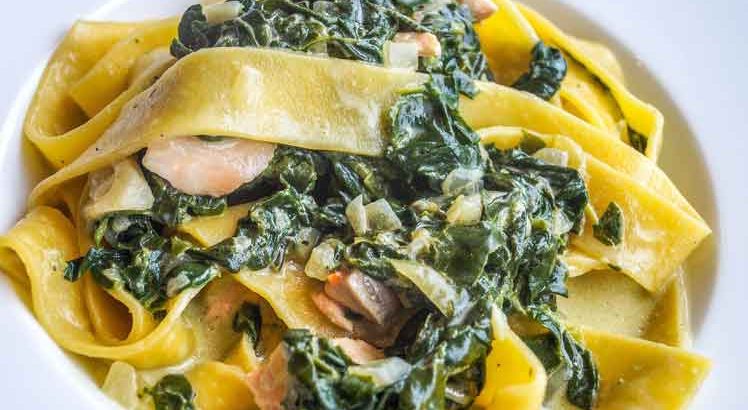 Pasta met zalm en spinazie